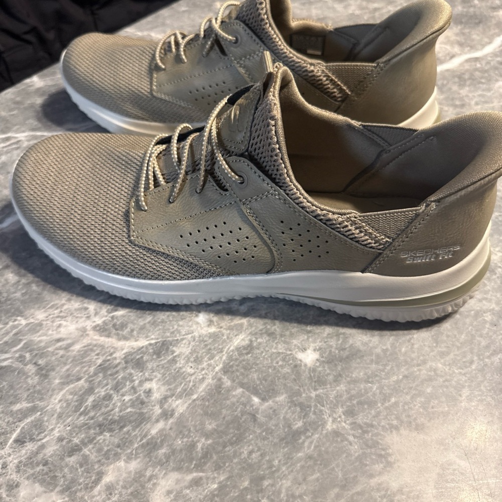 Skechers Men's Delson Hands Free Swift Fit Tennis Shoe Casual Sneaker 10.5 Beige
